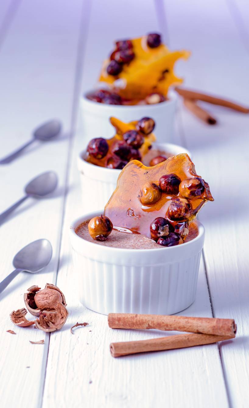 Zimt-Pannacotta mit karamellisierten Haselnüssen
