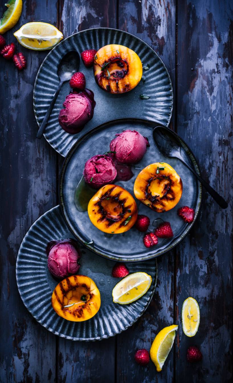 Zitronen-Himbeer-Sorbet mit gegrillten Pfirsichhälften
