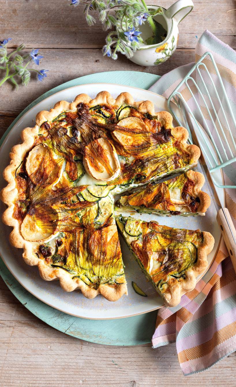 Zucchini-Crostata mit Oliven und Ziegenkäse