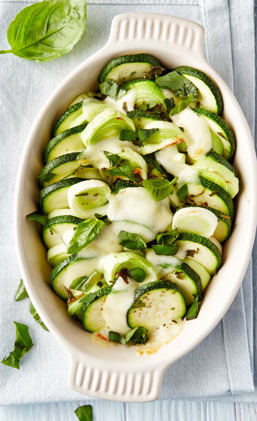 Lauch-Zucchinigratin mit Mozzarella überbacken in einer Auflaufform