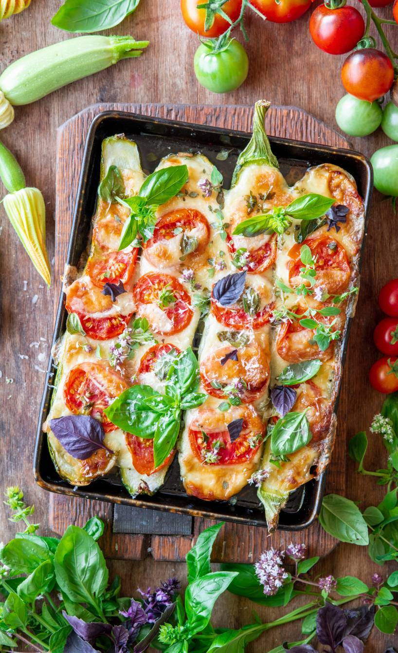 Zucchini mit Polenta-Tomaten-Füllung aus dem Ofen