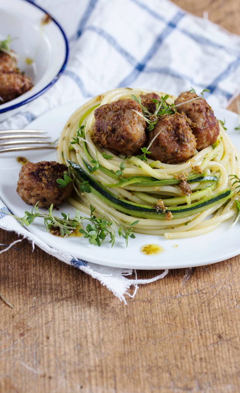 Zucchini-Spaghettisalat mit Pesto-Bratbällchen