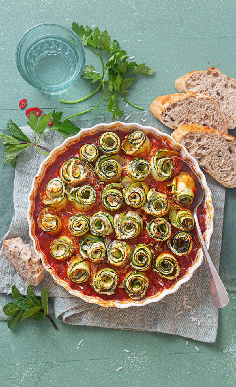 Zucchiniröllchen in Tomatensoße mit Olivenciabatta