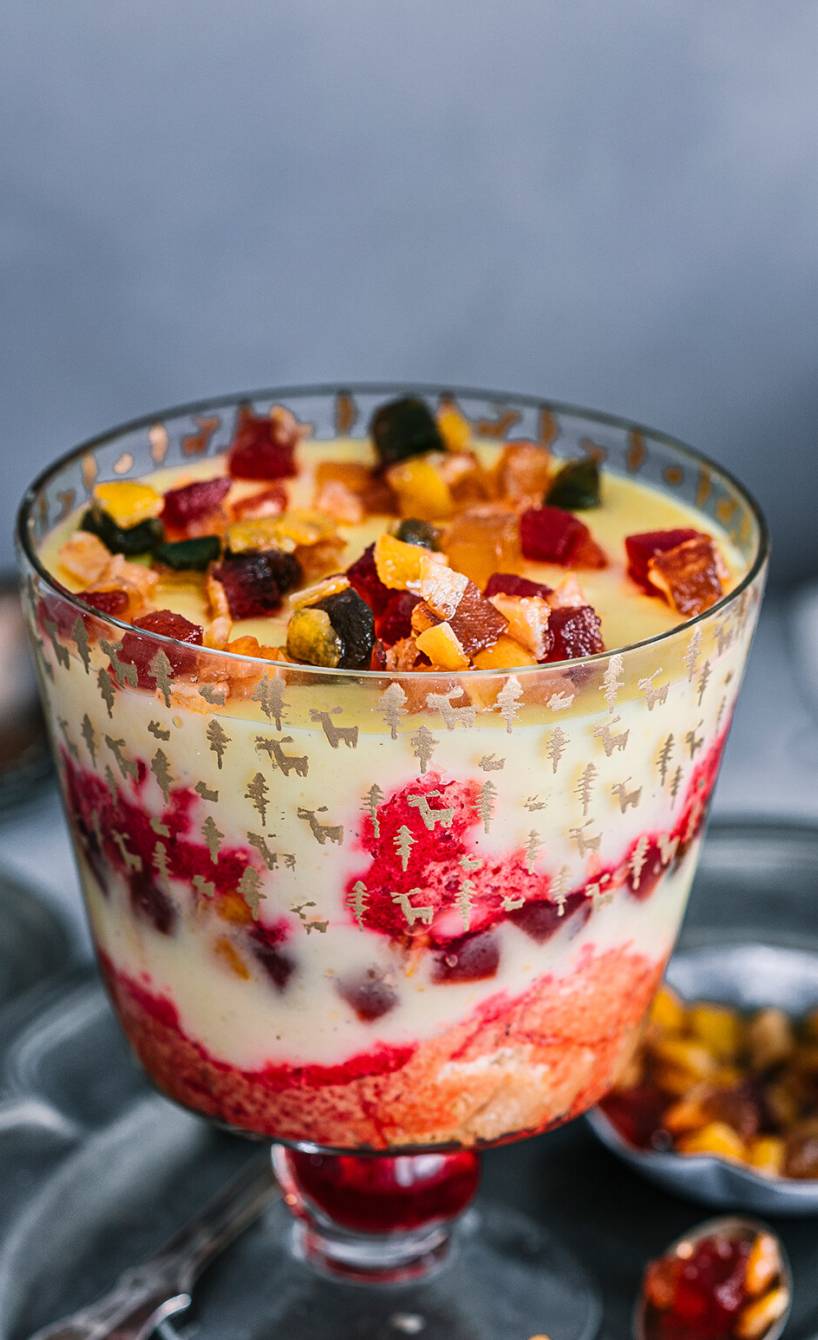 Zuppa inglese in einem weihnachtlichen Dessertglas auf einem festlich dekorierten Tisch