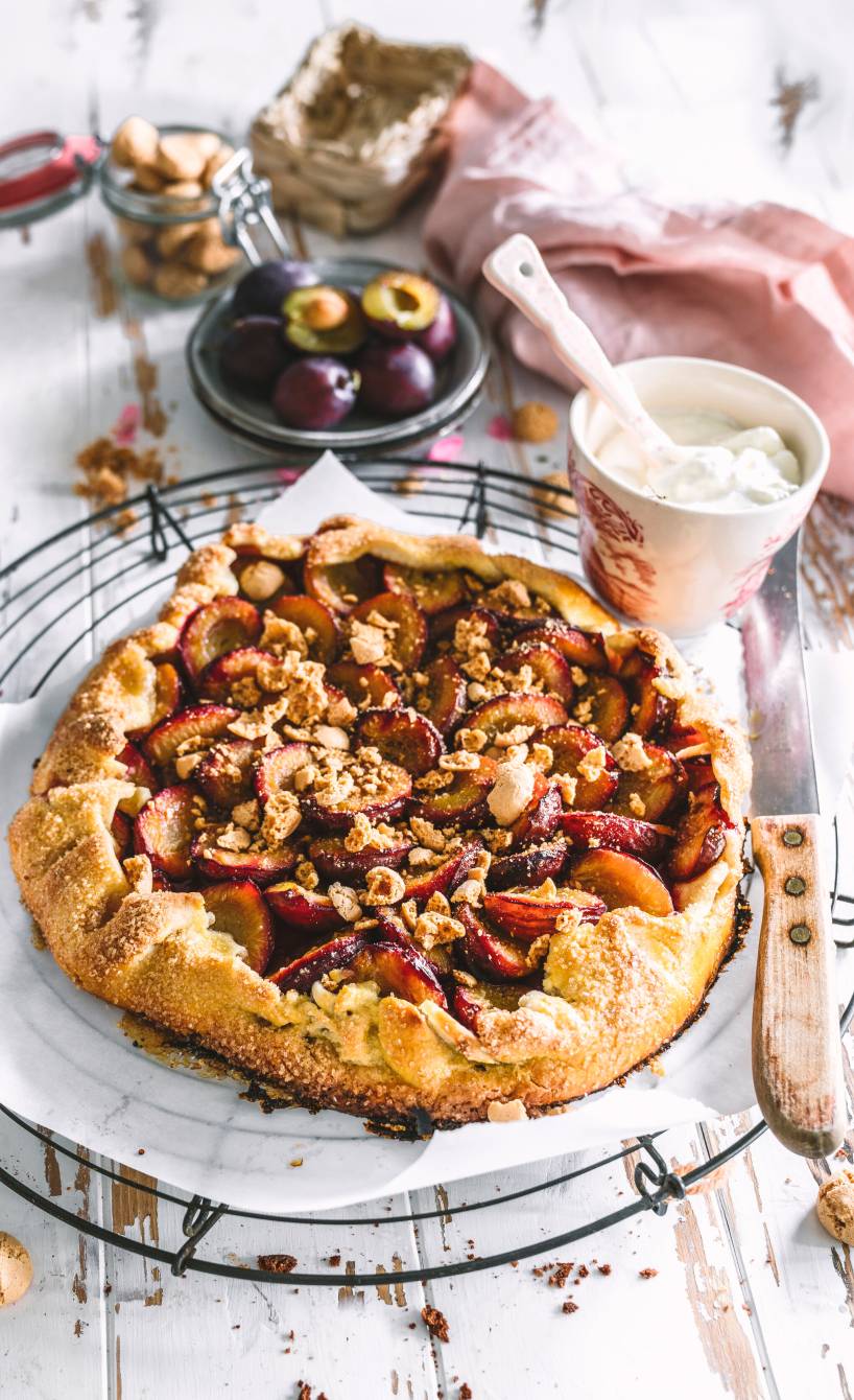Zwetschgen-Crostata mit Amarettinibröseln und Amarettosahne