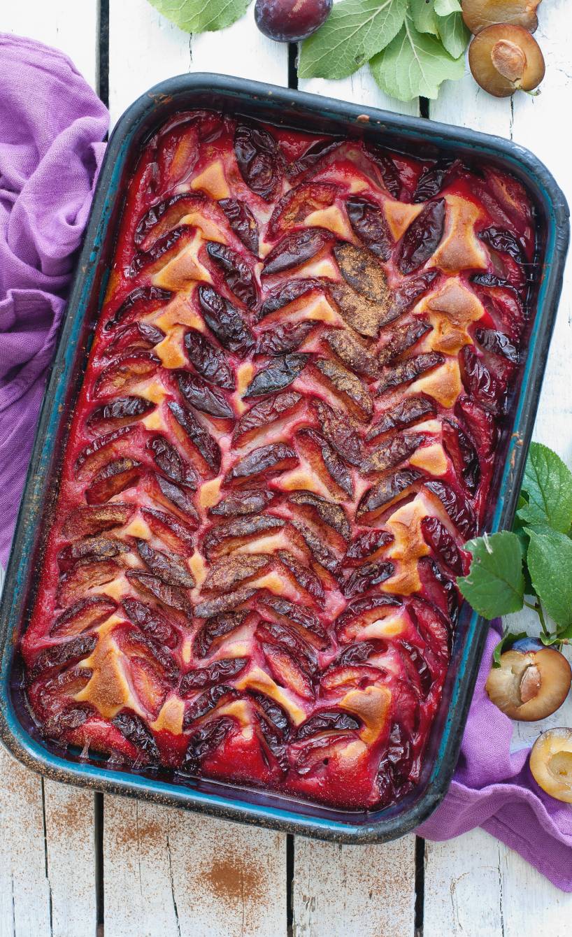 Zwetschgenkuchen auf einem Backblech
