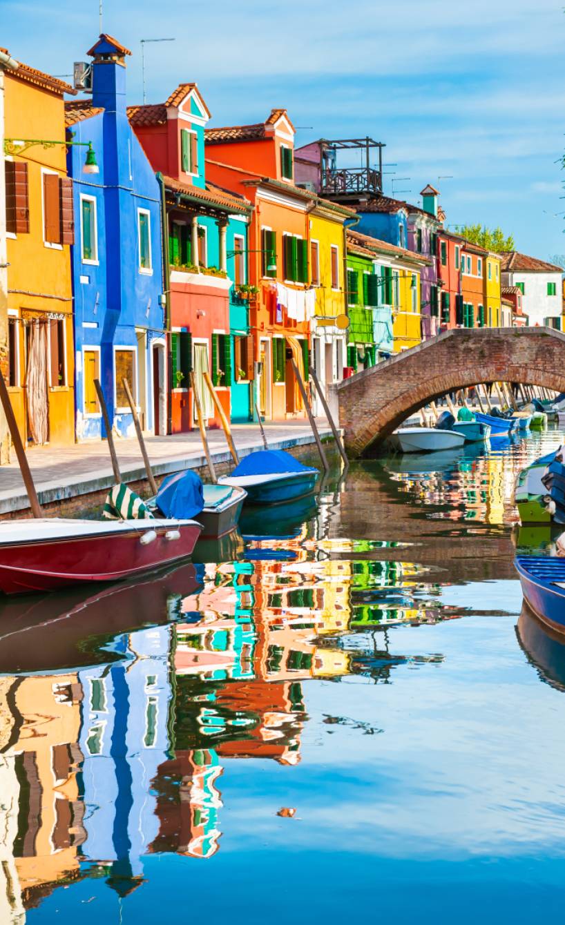 Reihe bunter Fischerhäuser in Venedig