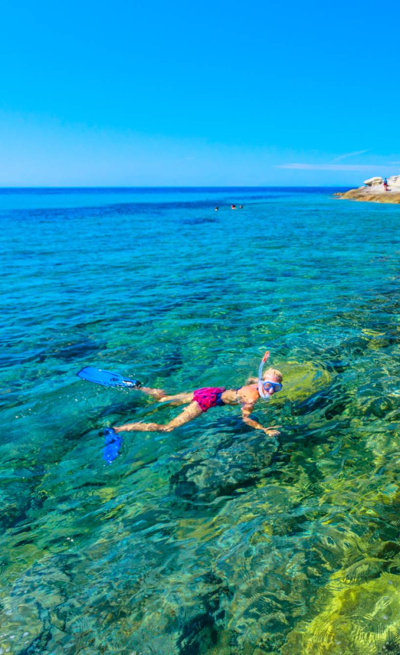 Eine Frau schnorchelt in einer Lagune vor Elba