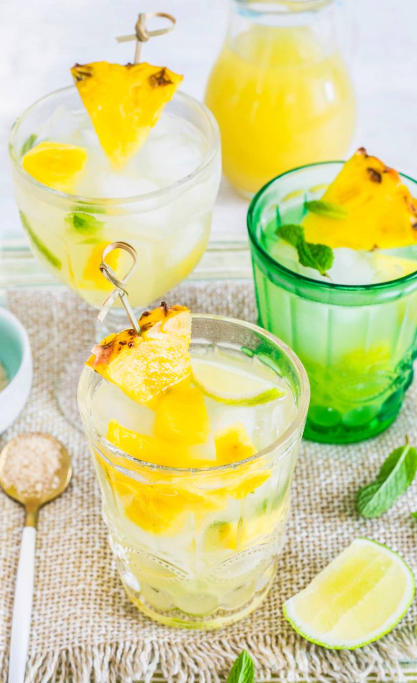 Ananasdrink mit Rum & Limette