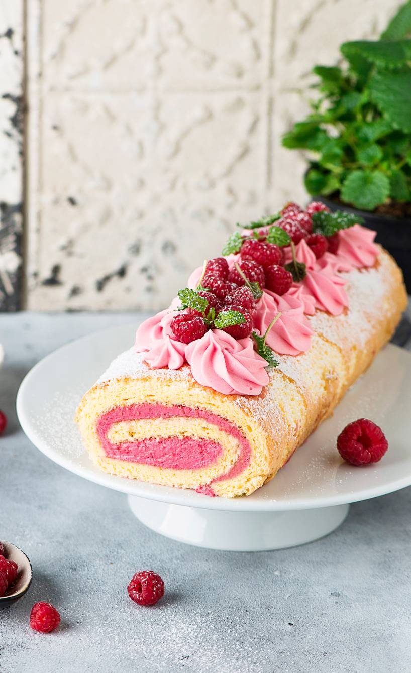 Biskuitrolle mit Himbeer-Joghurt-Füllung