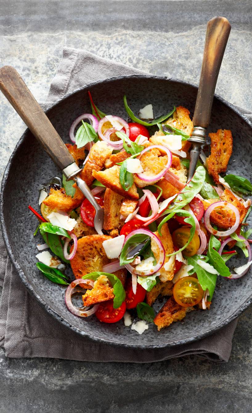 Brotsalat in einer schwarzen Salatschüssel