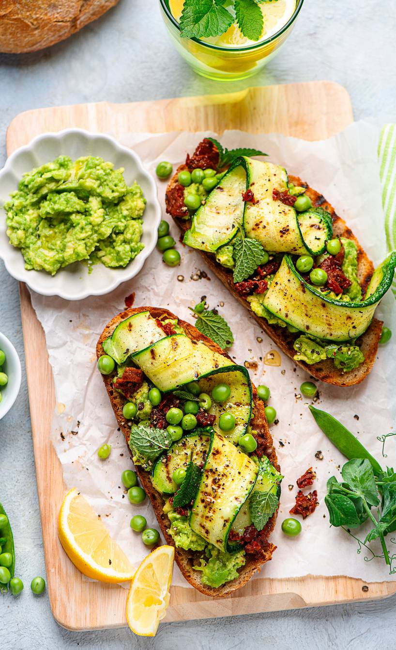 Bruschette mit gegrillter Zucchini und Erbsen