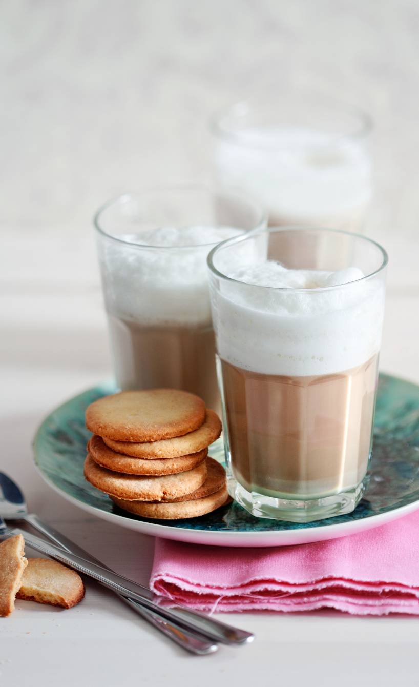 Caffè Latte mit weißer Schokolade und Amaretto