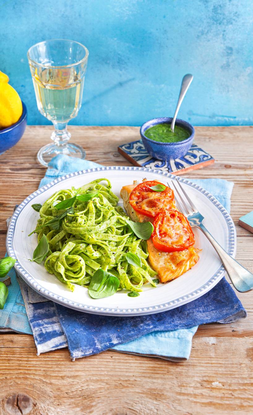 Caprese-Lachsfilet mit Spinatpesto-Tagliatelle