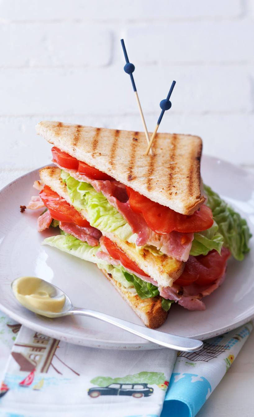 Club-Sandwich mit Pancetta, Salat und Tomaten