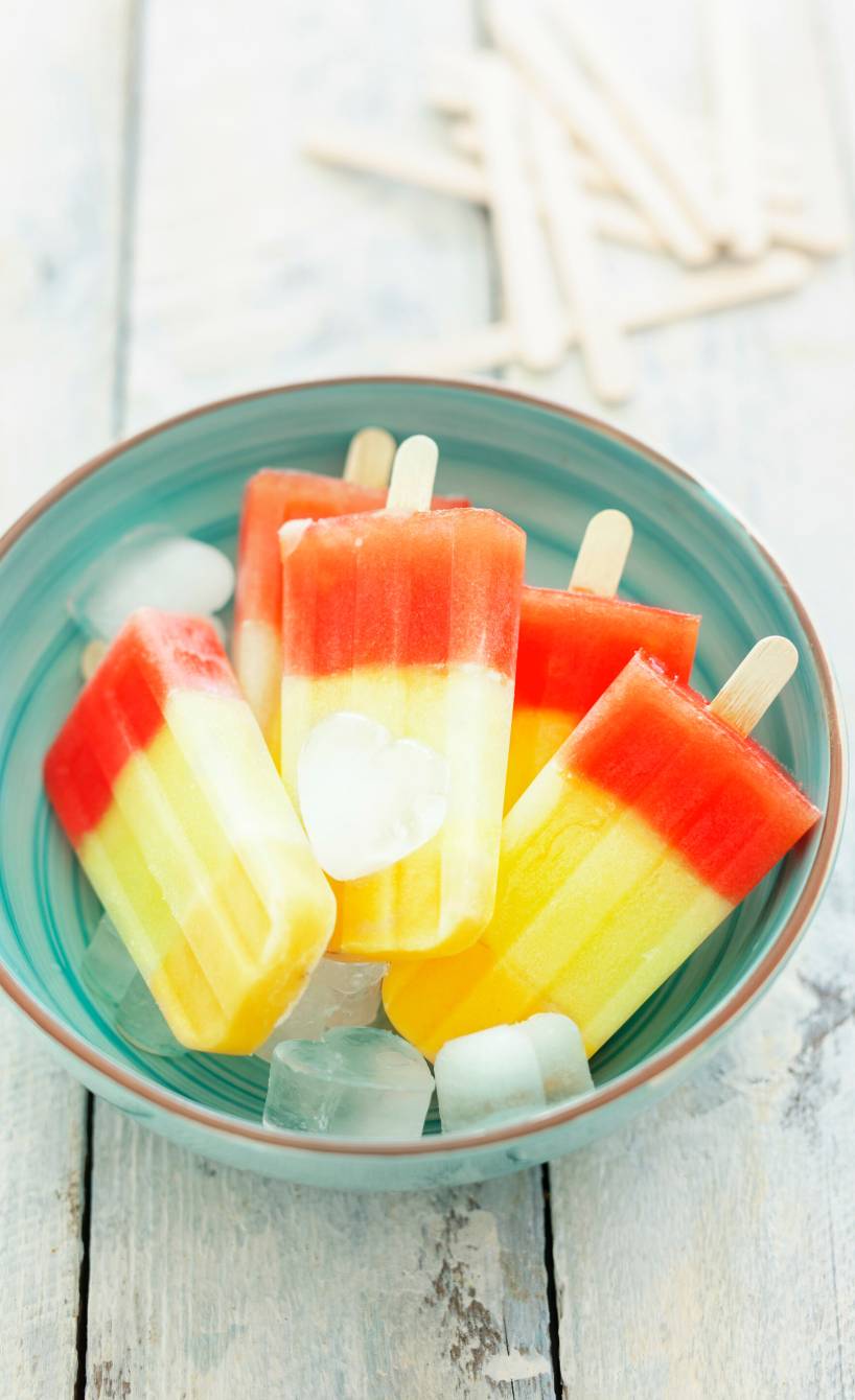 Dreifarbiges Meloneneis am Stiel