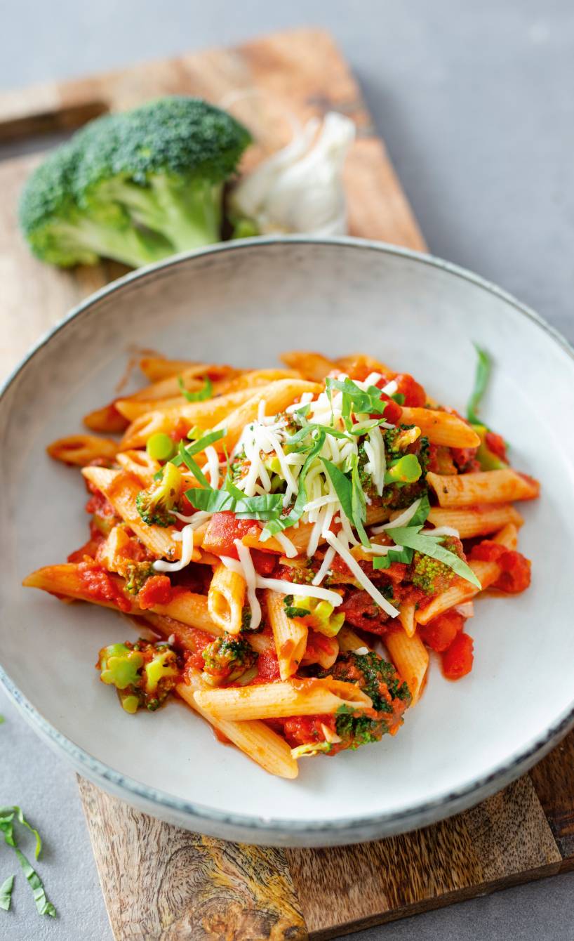 One-Pot-Penne im Tomatensauce mit Brokkoli und Mozzarella angerichtet auf einem Pastateller