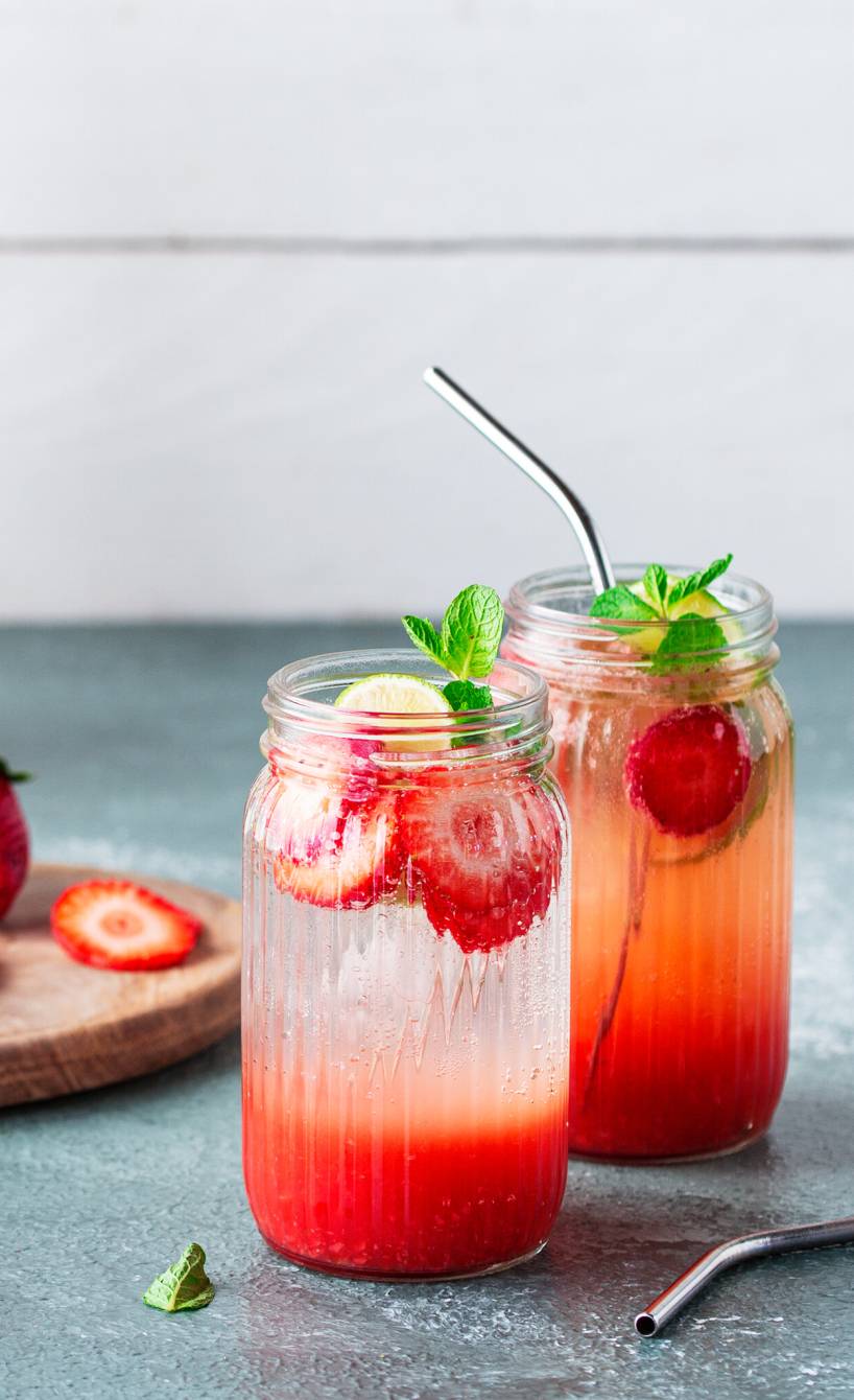 Erdbeerbowle mit Holunderblütensirup