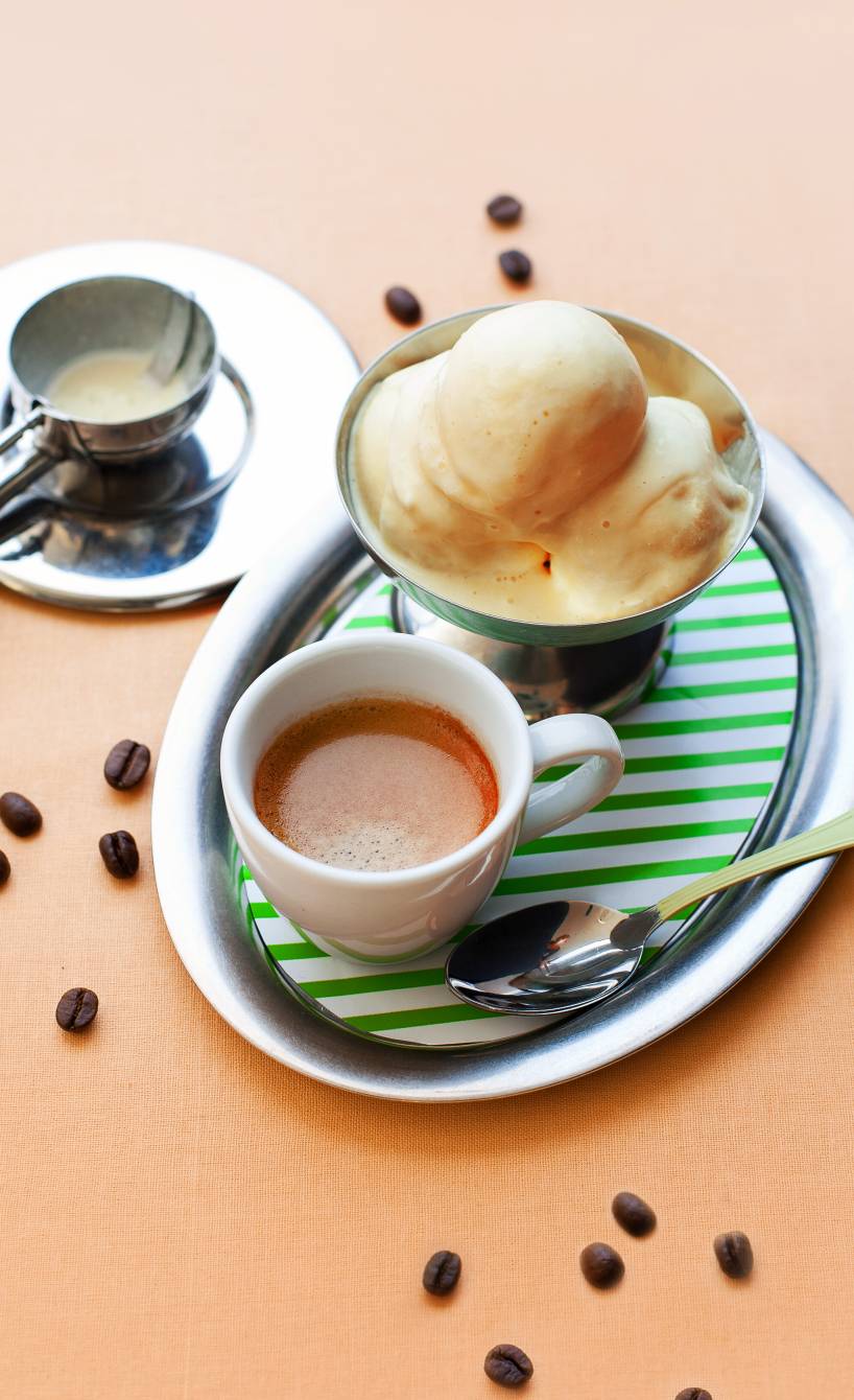 Mehrere Kugeln selbstgemachtes Espresso-Eis in einer Dessertschale, daneben ein Espresso