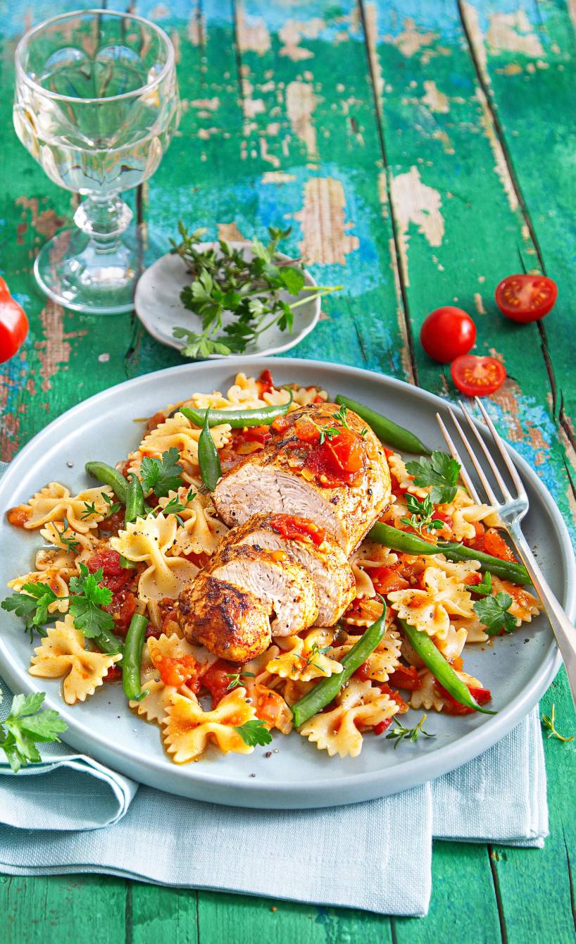 Farfalle mit Tomatensugo und Hähnchen