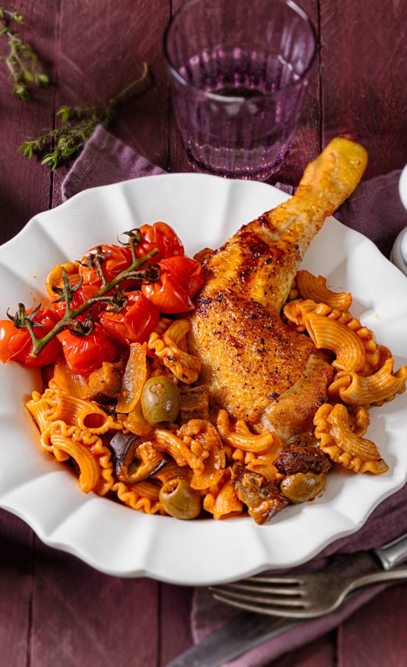 Geschmorte Hähnchenkeule mit Auberginen und Pasta