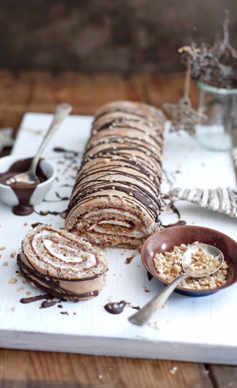 Glühwein-Nussbiskuitrolle