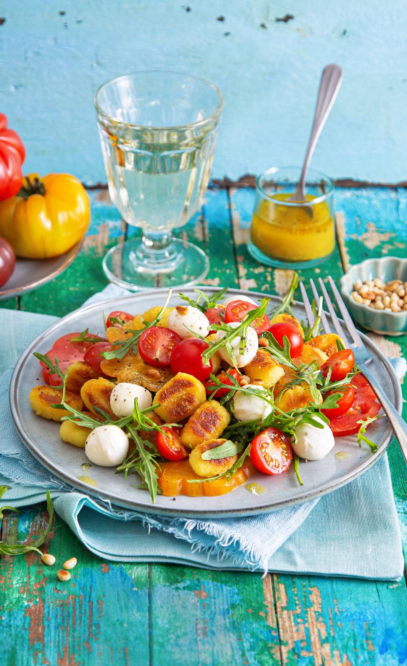 Gnocchi-Tomaten-Salat mit Mozzarella