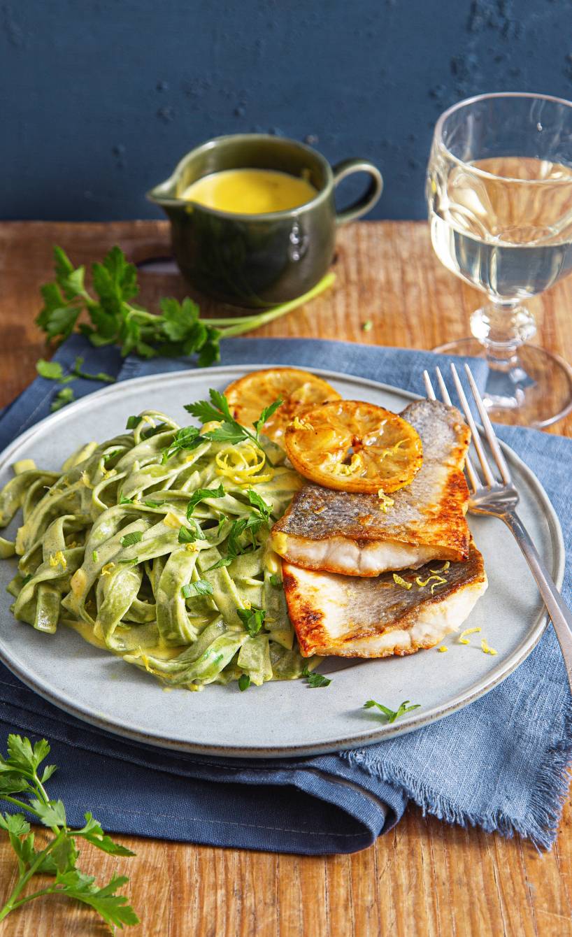 Grüne Tagliatelle in Safransoße mit gebratenem Wolfbarschfilet