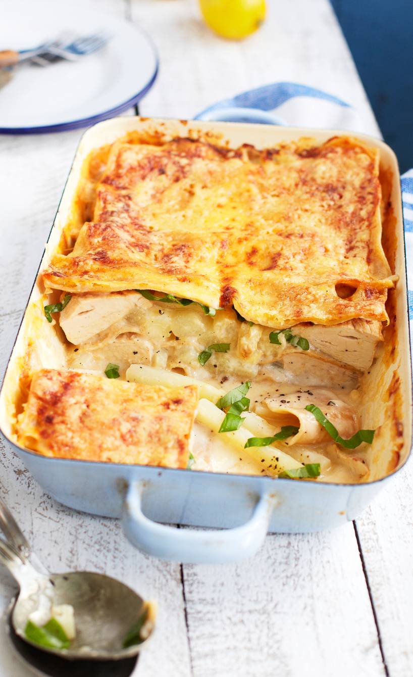 Selbstgebackene Vollkorn-Spargellasagne mit Hähnchen angeschnitten in einer Auflaufform