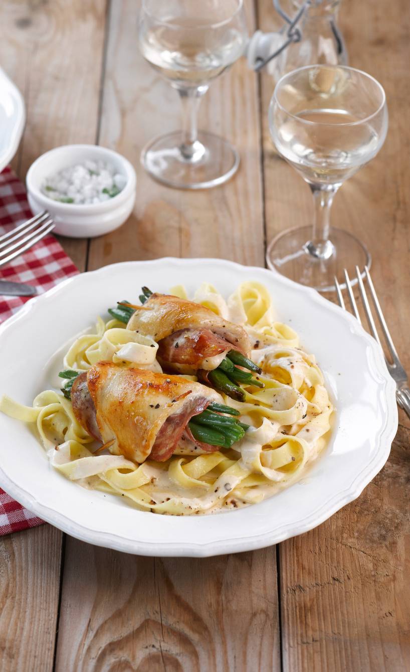 Hähnchenrouladen mit Bohnen-Salami-Füllung und Tagliatelle