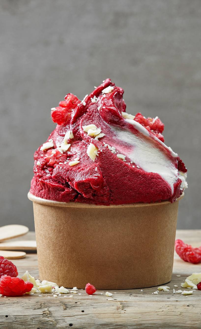 Himbeereis mit weißer Schokolade