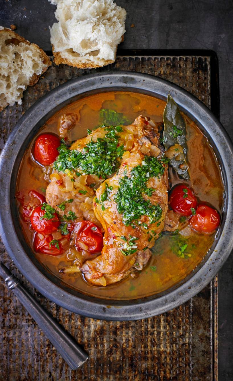 Kaninchen mit Gremolata und Tomaten