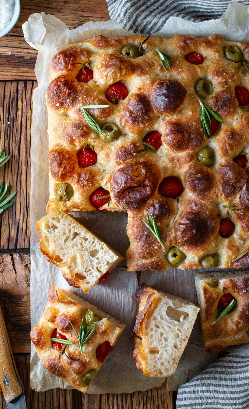 Kartoffel-Focaccia mit Tomaten, Oliven und Rosmarin