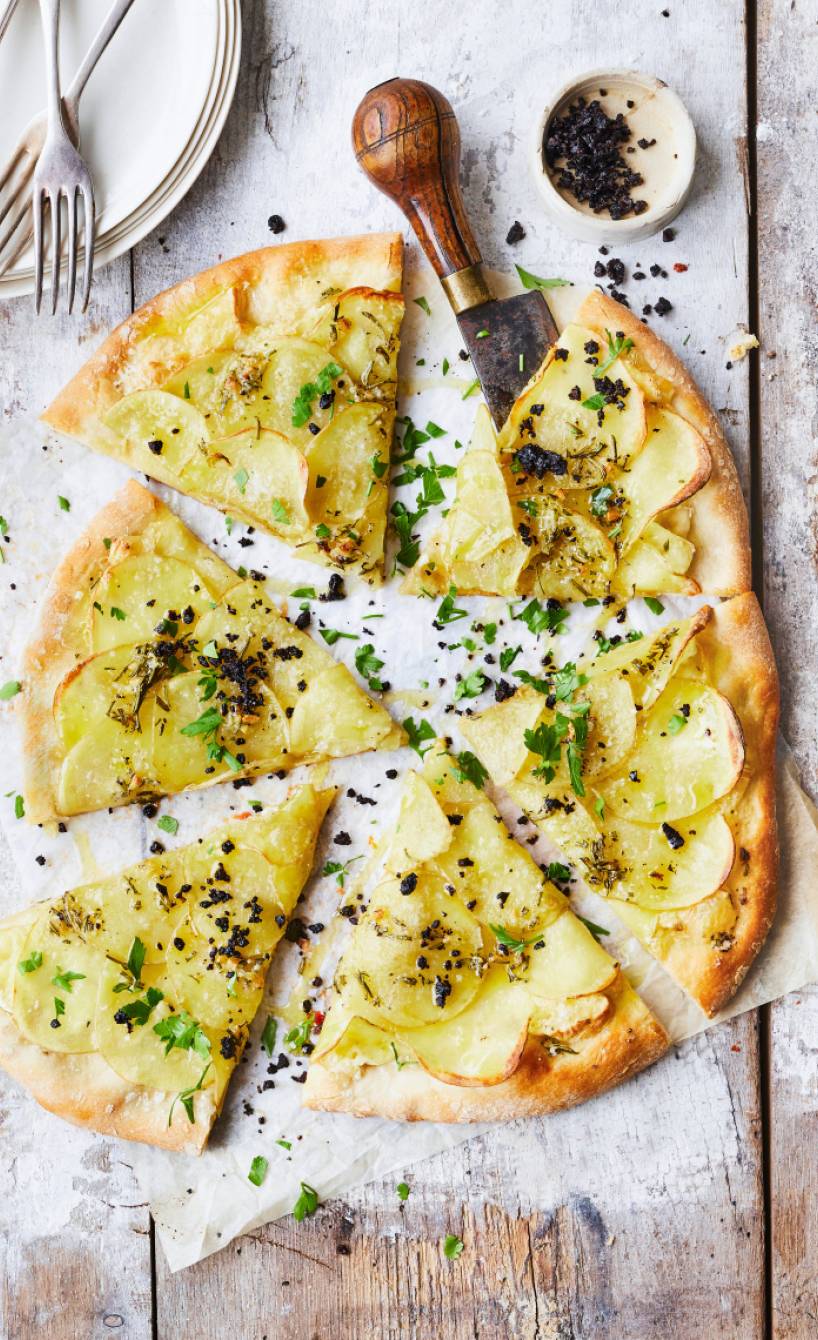 Kartoffel-Scamorza-Pizza mit Olivenbröseln