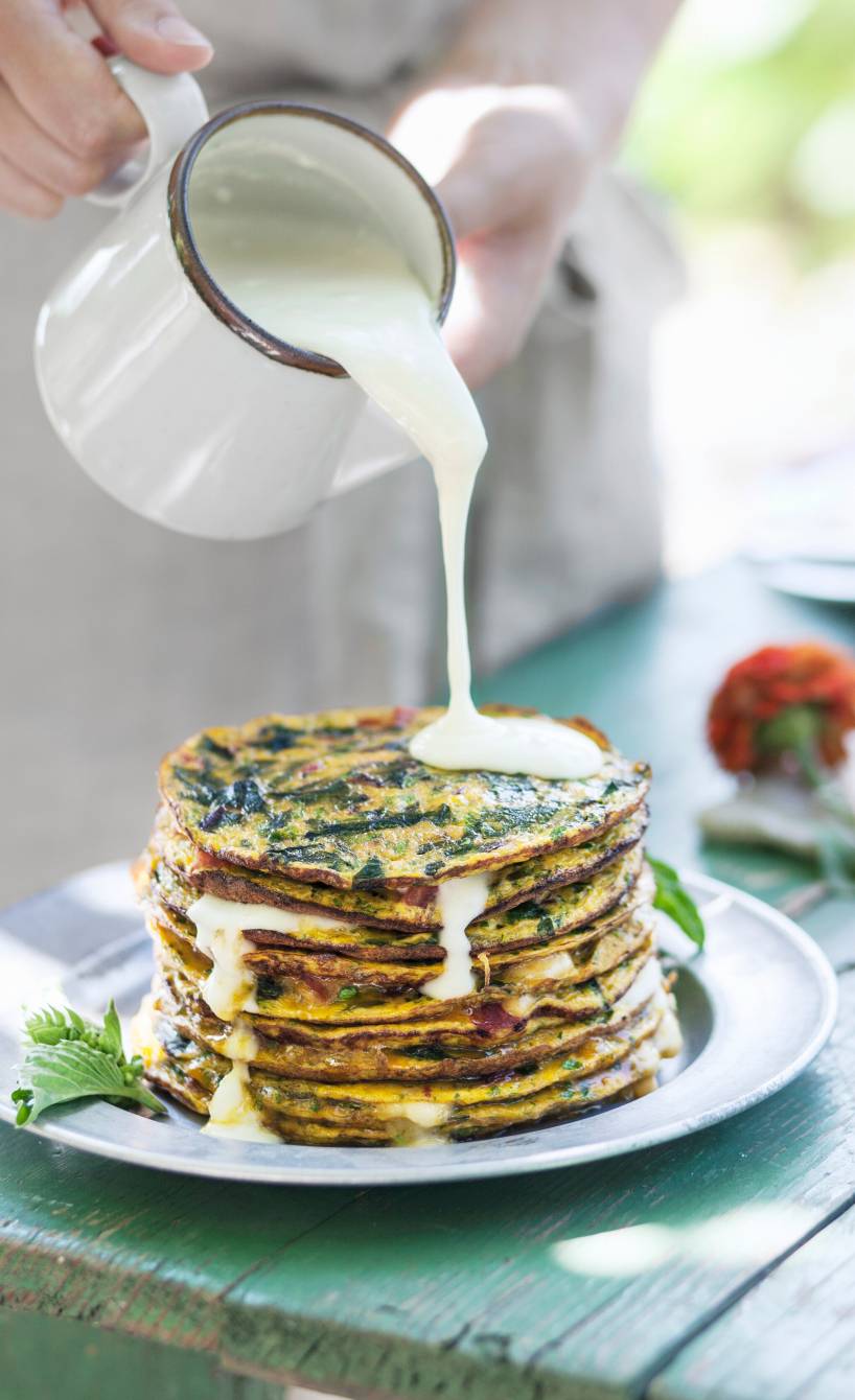 Kräuteromeletts mit cremiger Käsesoße