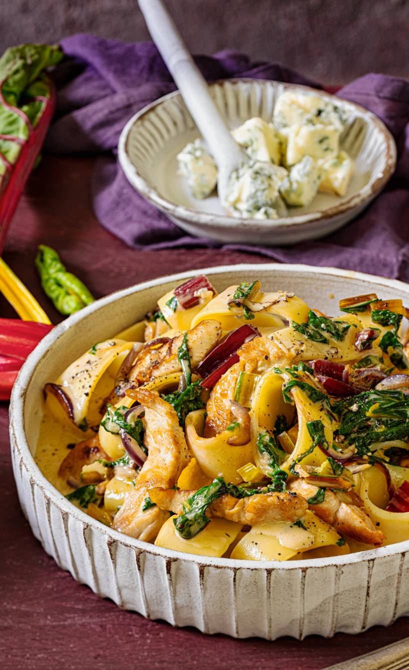 Mangold-Pasta-Pfanne mit Pute und Gorgonzolasoße