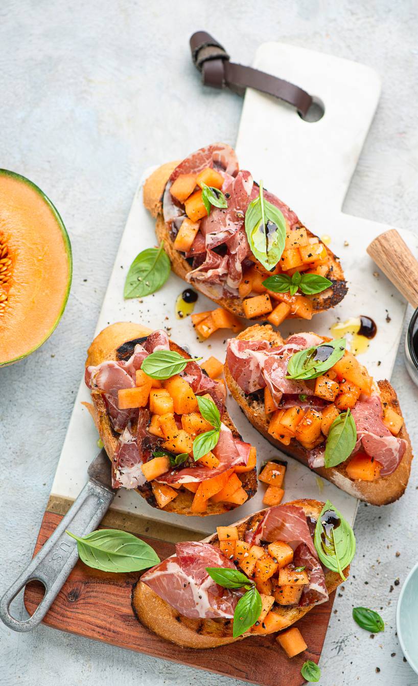 Erfrischende Melonen-Bruschette mit Parmaschinken | SoIsstItalien Erfrischende Melonen-Bruschette mit Parmaschinken | SoIsstItalien