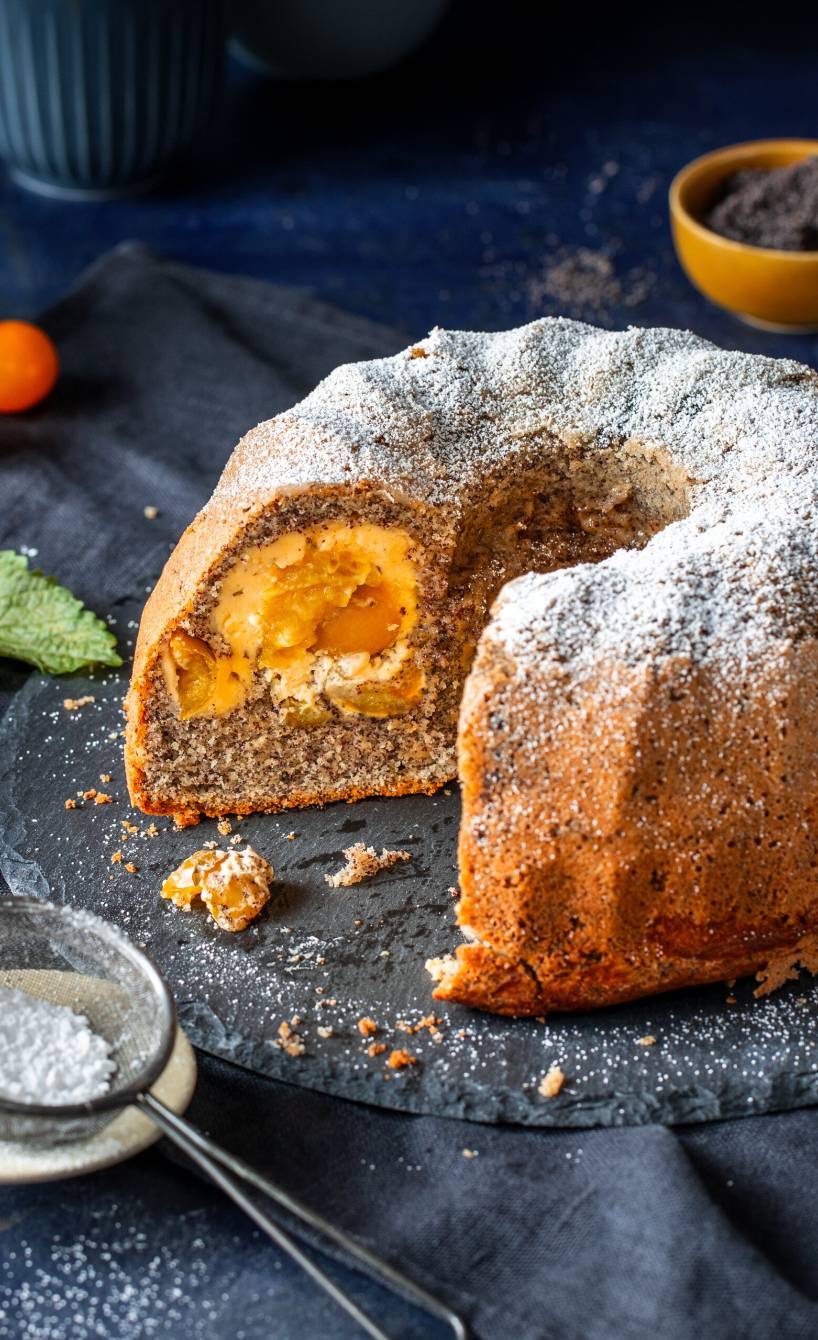 Mohn-Mirabellen-Gugelhupf mit Zitronenmelisse