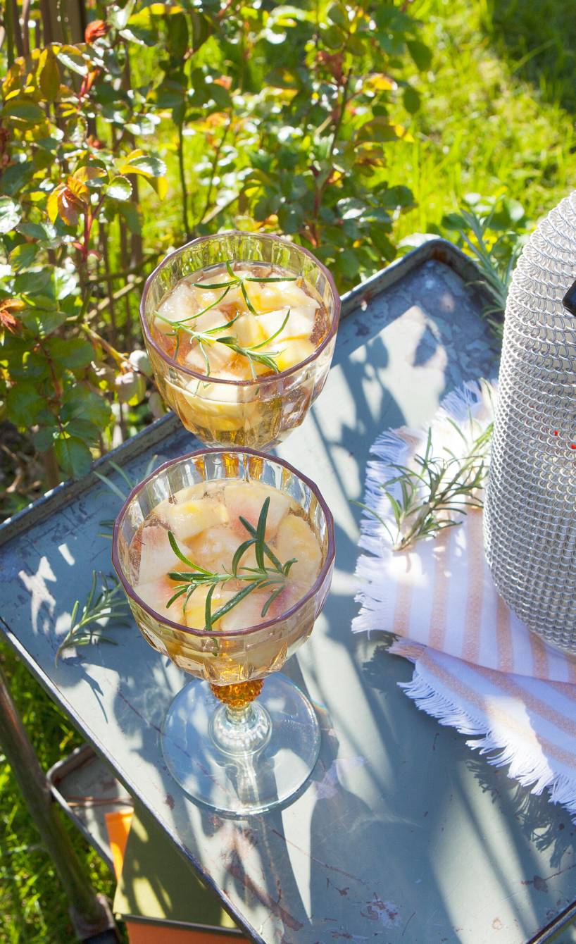 Nektarinen-Rosmarin-Bowle