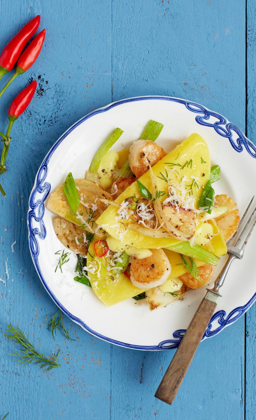 Offene Jakobsmuschel-Lasagne mit Safransoße und Fenchel