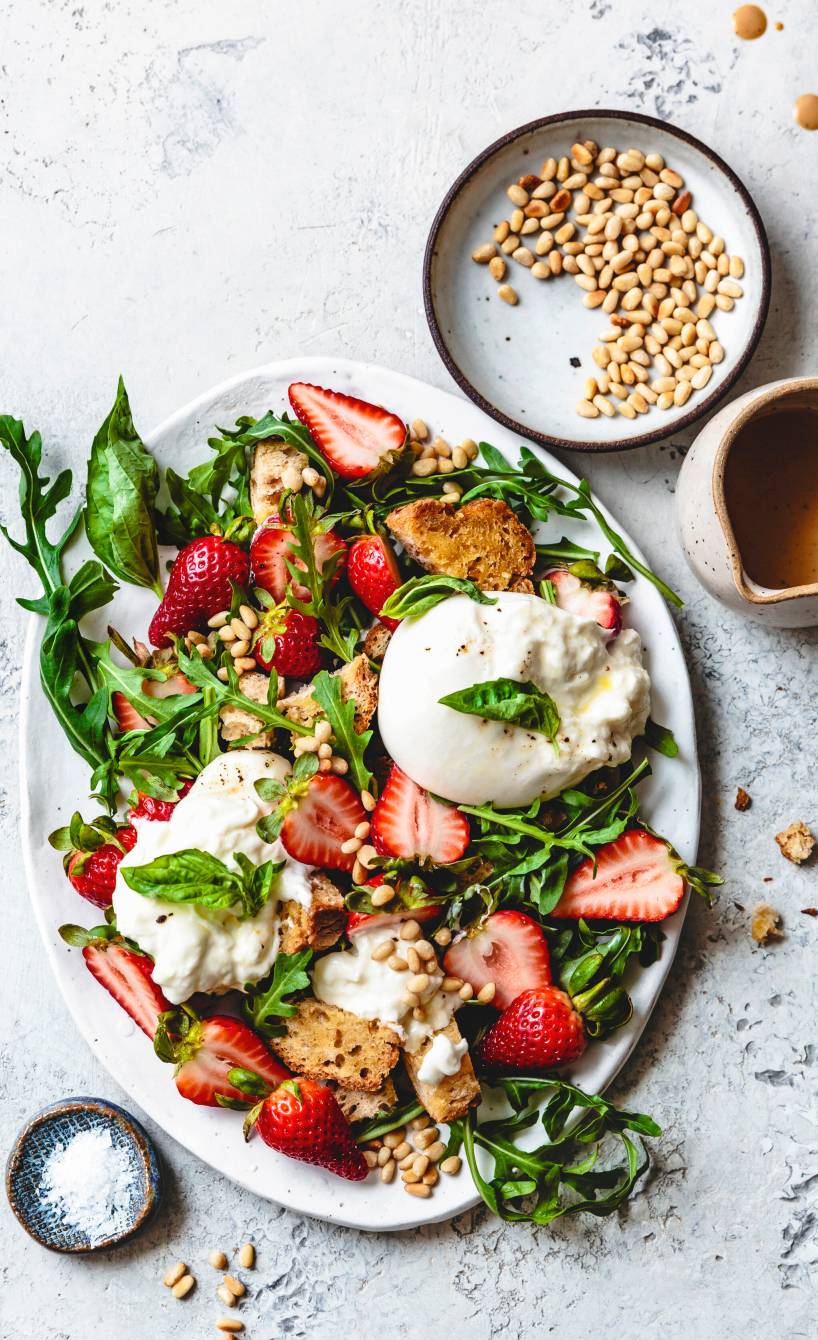 Panzanella mit Erdbeeren, Burrata und Pinienkernen
