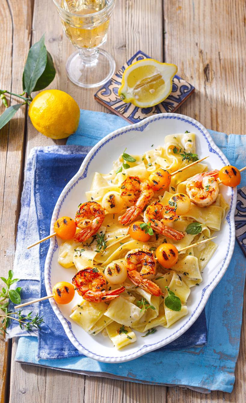 Pappardelle in Zitronensoße mit Garnelen-Melonen-Spießen