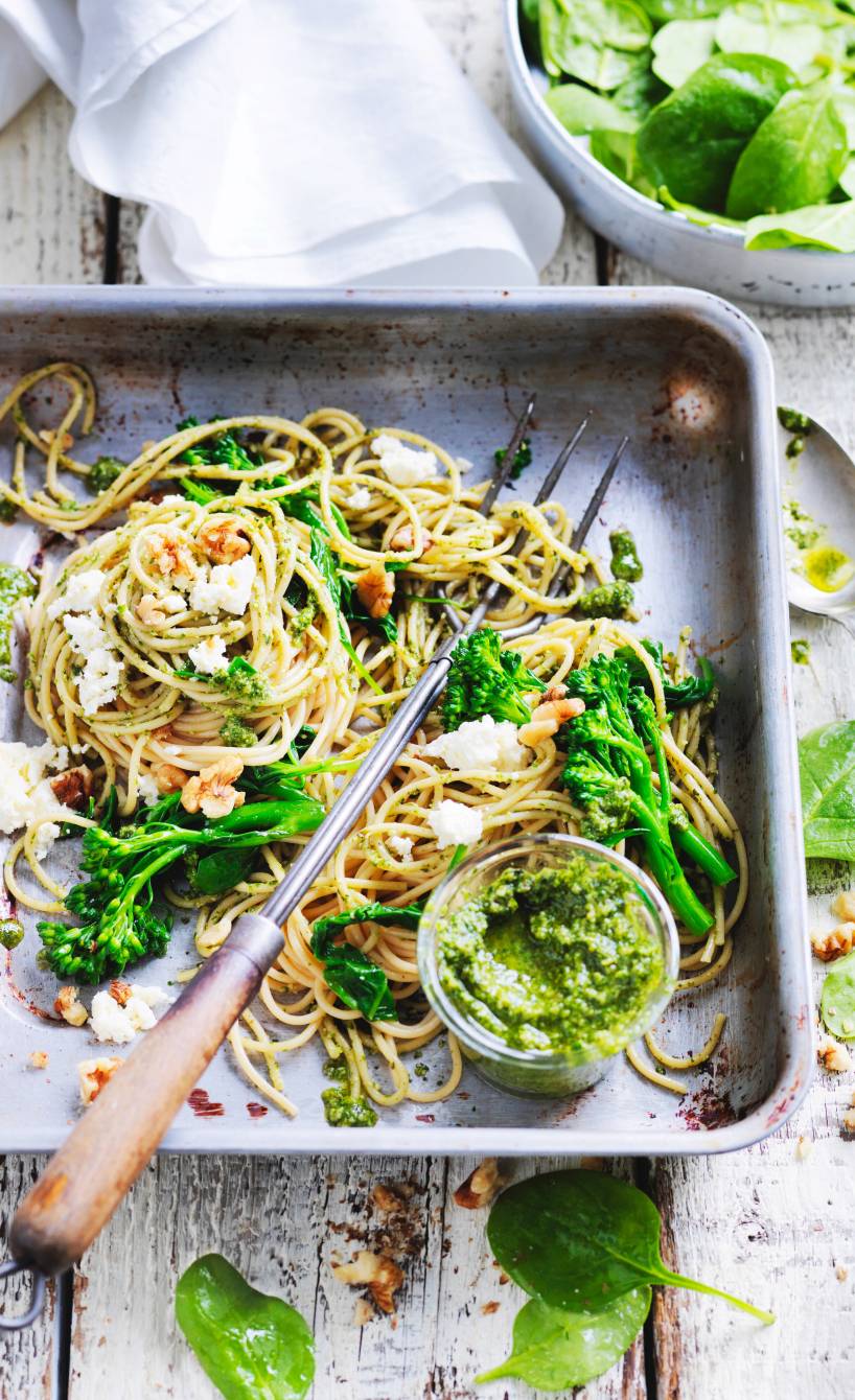 Pasta mit Spinat, Brokkolini und Rucola-Walnusspesto