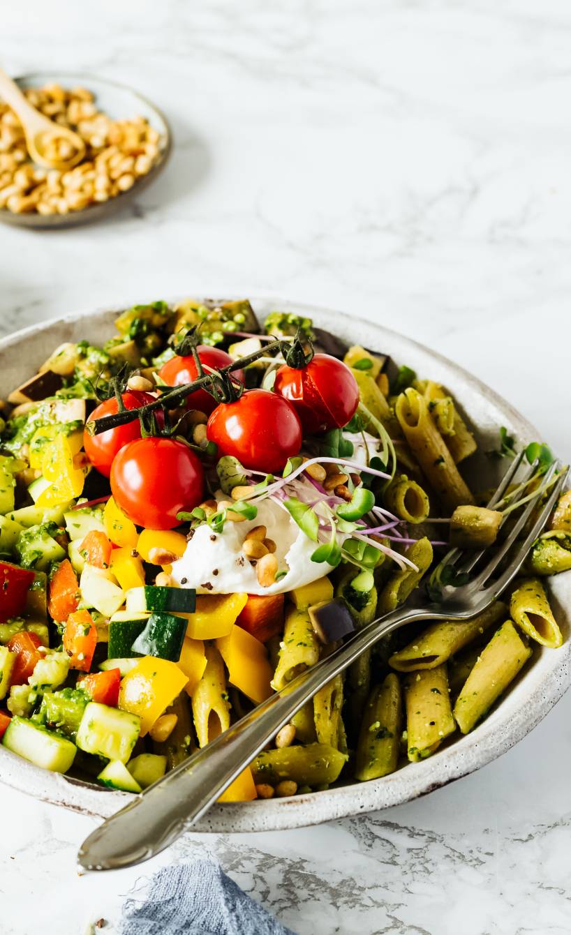 Pestopenne mit Gemüse und Burrata