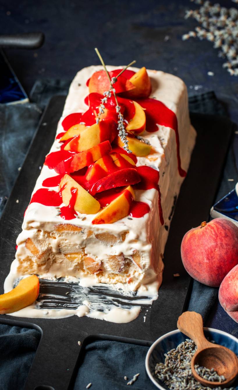 Pfirsich-Lavendel-Semifreddo mit Himbeersoße