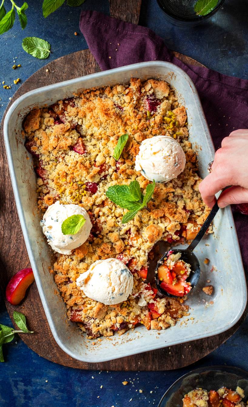 Pflaumencrumble mit Ricotta-Minz-Eis