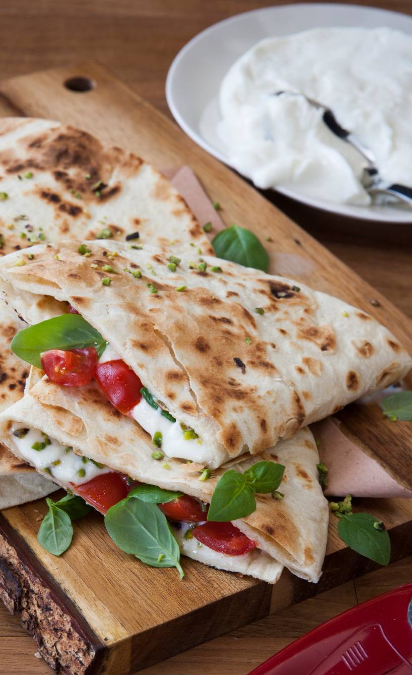 Piadina mit Frischkäse, Kirschtomaten und Pistazien