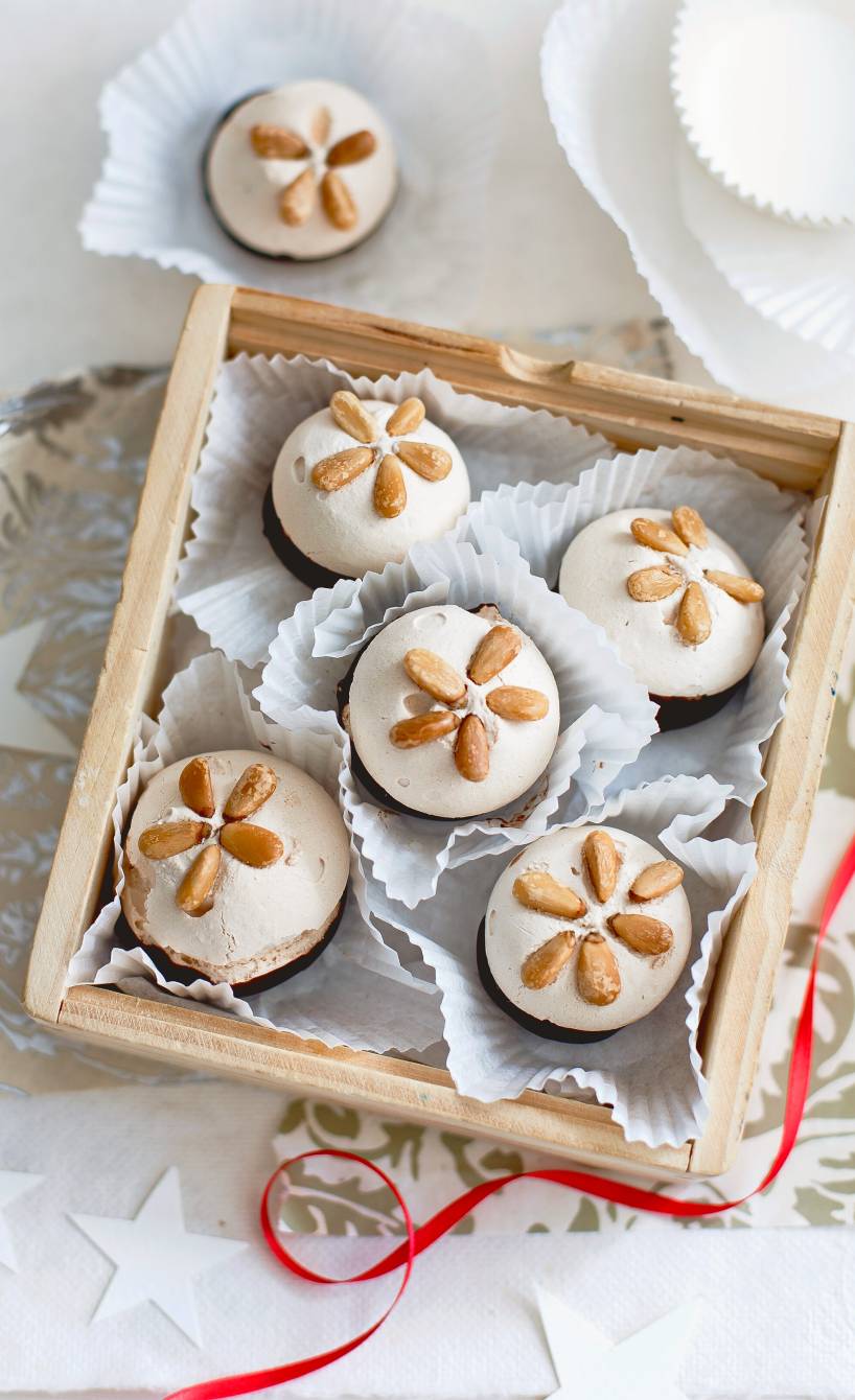 Pinienkernmakronen mit Schokofüßchen