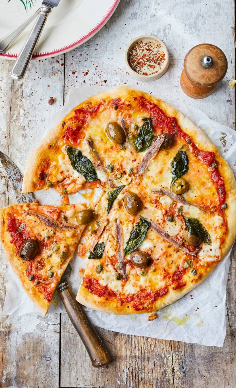 Pizza mit Kapern und Sardellen