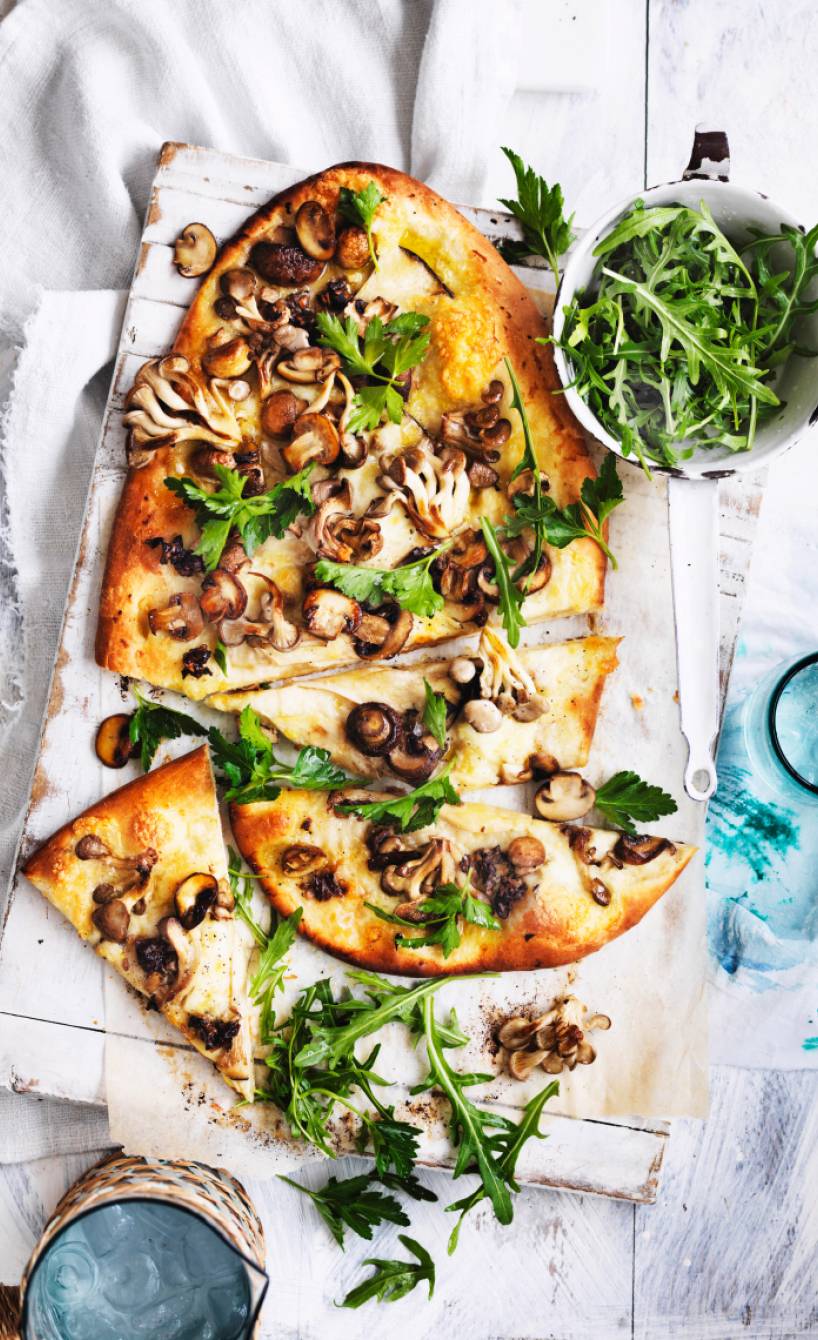 Pizza mit Knoblauchpilzen und Rucola